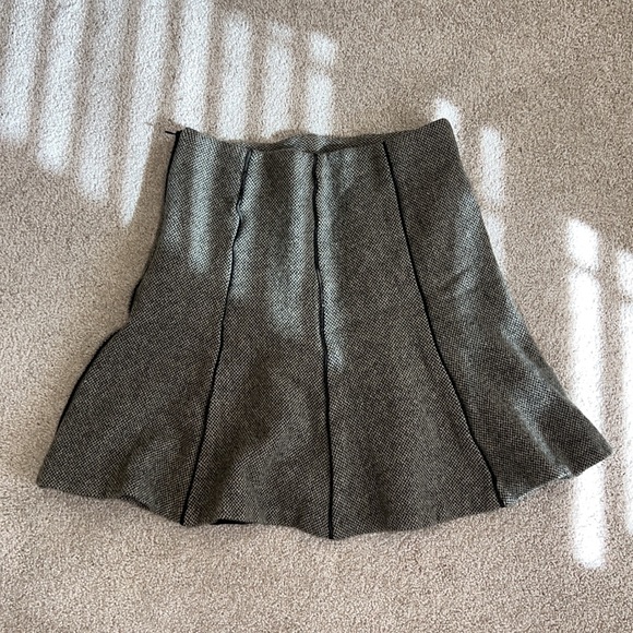 Ralph Lauren Wool Skirt with faux leather piping. - Picture 2 of 7